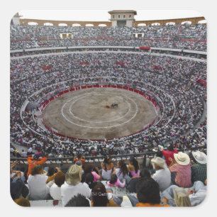 bullringの闘牛を見ている見物人 スクエアシール