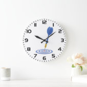 Bullseye Hit Blue Dart on Target ラージ壁時計 (ホーム)