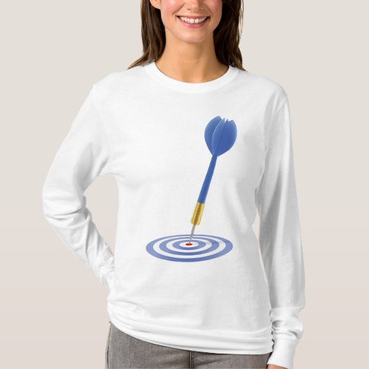 Bullseye Hit Blue Dart on Target Tシャツ (正面)