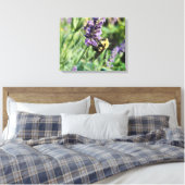 Bumble Bee and Lavender Stretched Canvas Print キャンバスプリント (インサイチュ (寝室))