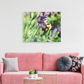 Bumble Bee and Lavender Stretched Canvas Print キャンバスプリント (インサイチュ (リビング))