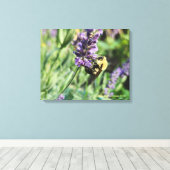 Bumble Bee and Lavender Stretched Canvas Print キャンバスプリント (インサイチュ (ウッドフロア))