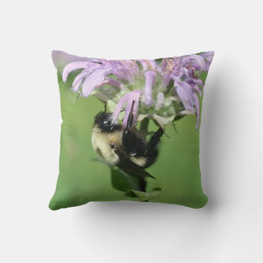 Bumble Bee On Bee Balm Flower Close Up クッション (裏面)