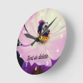 Bumble Bee On Pink Cosmos Flower Personalized ラウンド壁時計 (傾斜)