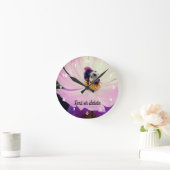 Bumble Bee On Pink Cosmos Flower Personalized ラウンド壁時計 (ホーム)