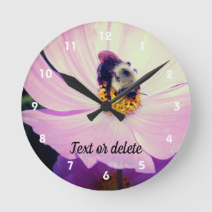 Bumble Bee On Pink Cosmos Flower Personalized ラウンド壁時計