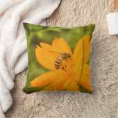 Bumblebee on a Sulfur Cosmos クッション (ブランケット)