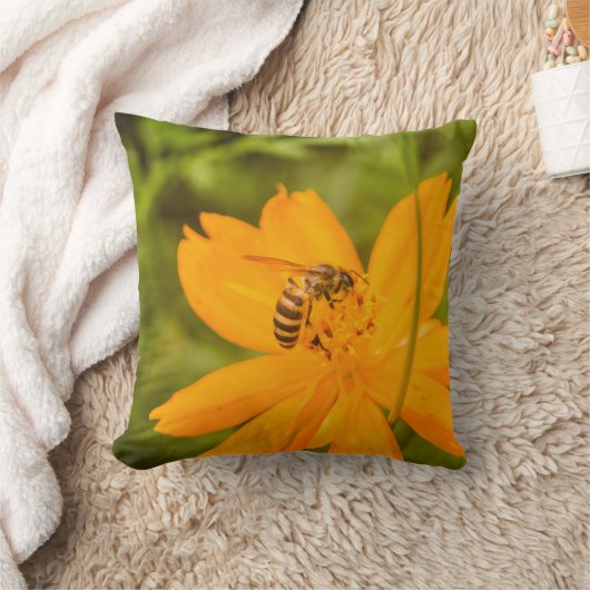 Bumblebee on a Sulfur Cosmos クッション (ブランケット)