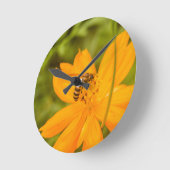 Bumblebee on a Sulfur Cosmos ラウンド壁時計 (傾斜)