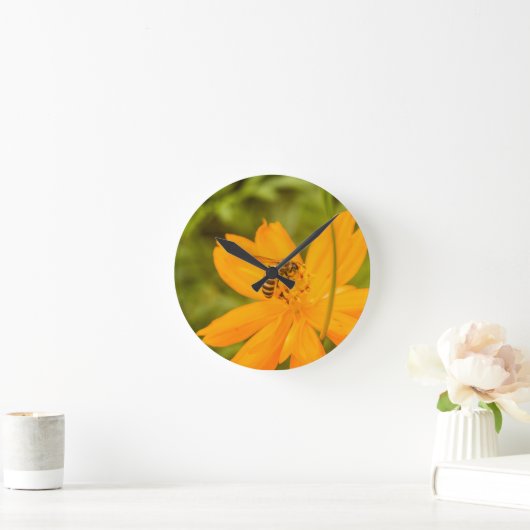 Bumblebee on a Sulfur Cosmos ラウンド壁時計 (ホーム)