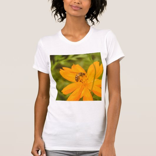 Bumblebee on a Sulfur Cosmos Tシャツ (正面)