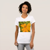 Bumblebee on a Sulfur Cosmos Tシャツ (正面フル)