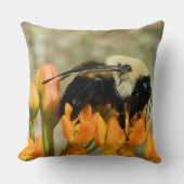 Bumblebee on Butterfly Weed クッション (正面)