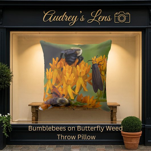 Bumblebee on Butterfly Weed クッション