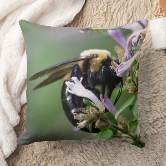 Bumblebee on Chinese Lilac クッション (ブランケット)