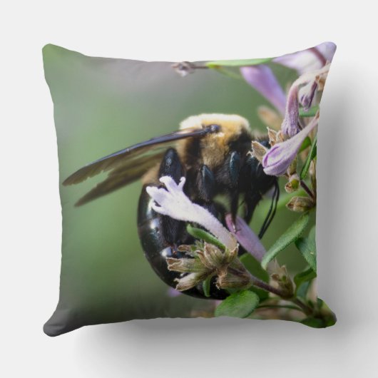 Bumblebee on Chinese Lilac クッション (裏面)