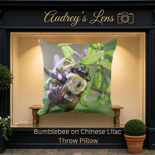Bumblebee on Chinese Lilac クッション