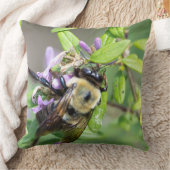 Bumblebee on Chinese Lilac クッション (ブランケット)
