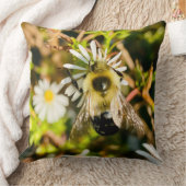 Bumblebee on Wildflower クッション (ブランケット)
