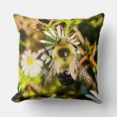 Bumblebee on Wildflower クッション (正面)