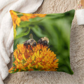 Bumblebees on Butterfly Weed クッション (ブランケット)