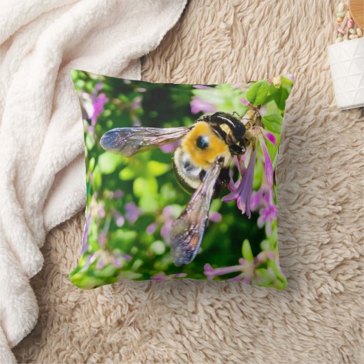 Bumblebees on Chinese Lilac クッション (ブランケット)