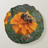 Bumblebees on Marigold Flower ラウンドクッション (裏面)