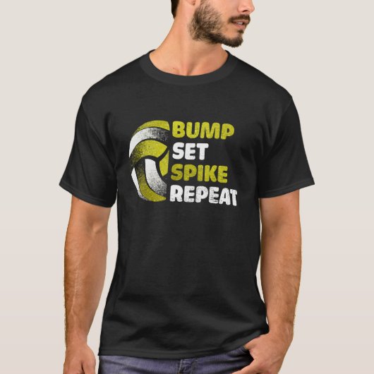 Bump Set Spike Repeat Golden Volleyball Gameday Tシャツ (正面)