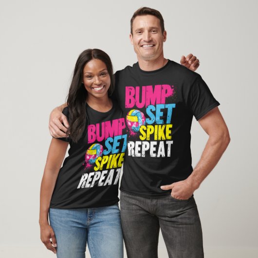Bump Set Spike Repeat Tシャツ (ユニセックス)