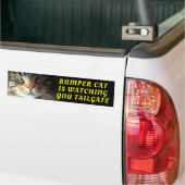 Bumper Catが監視中 TAILGATE Oleoフォント バンパーステッカー (トラック上)