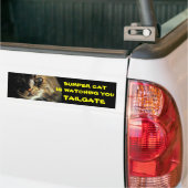 Bumper CatがTAILGATE 23を見張っている バンパーステッカー (トラック上)