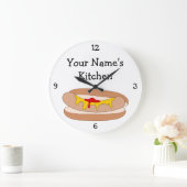 Bun Food Graphicでこのホットドッグをパーソナライズ ラージ壁時計 (ホーム)