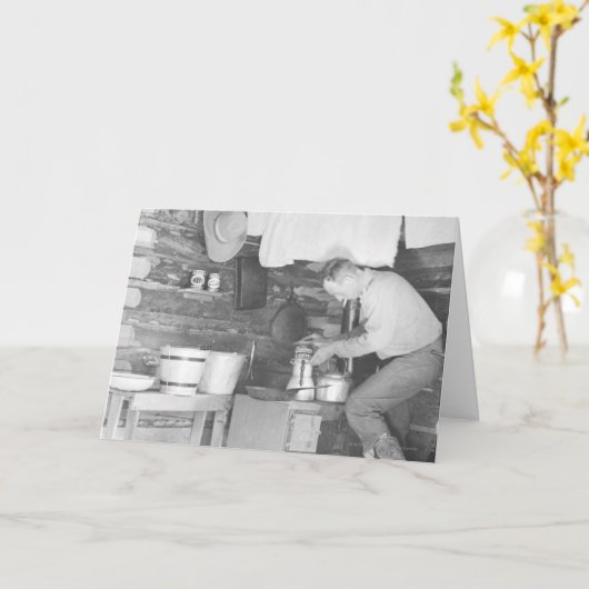 bunkhouseの中のコーヒーを作っているカウボーイ カード (黄色い花)