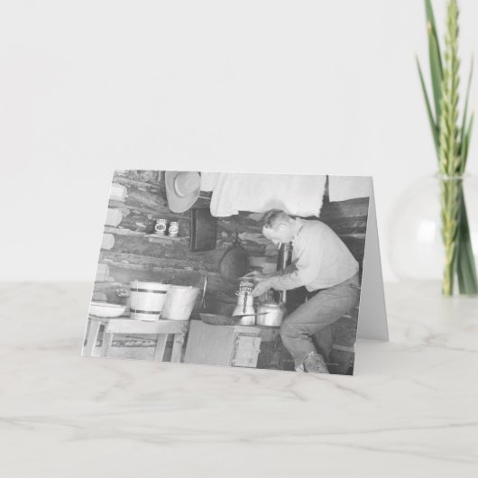 bunkhouseの中のコーヒーを作っているカウボーイ カード (正面)