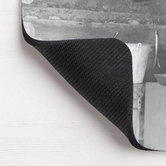 bunkhouseの中のコーヒーを作っているカウボーイ マウスパッド (コーナー)