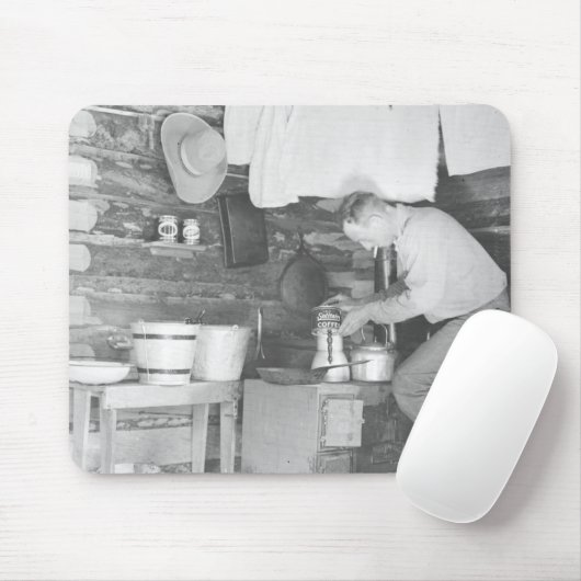 bunkhouseの中のコーヒーを作っているカウボーイ マウスパッド (マウス)