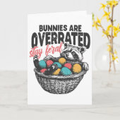 Bunnies Are Overrated Stay Feral Raccoon Retro Eas カード (黄色い花)