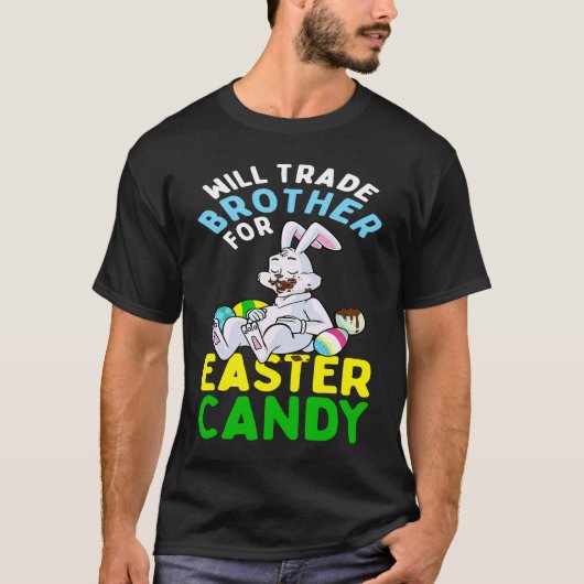 Bunnyチョコ食べコレートエッグがEaのためにブラザーを取引する Tシャツ (正面)