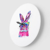 Bunny Face with Tie Dye Glasses Happy Easter Day M ラージ壁時計 (傾斜)