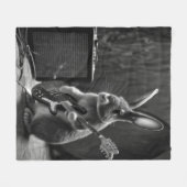 Bunny Playing a Guitar フリースブランケット (正面(横))