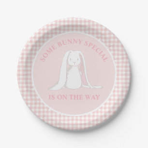 Bunny SpecialがBaby Showerの途中にある ペーパープレート