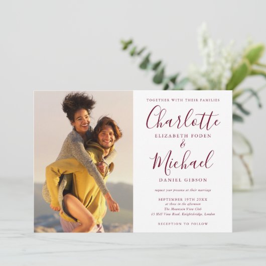 Burgundyエレガントスクリプト写真結婚の全てを一つに 招待状 (スタンド正面)