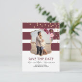 Burgundyエレガント Flowers Photo Save the Date 案内ポストカード (スタンド正面)