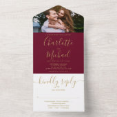 Burgundyモダンと金ゴールドスクリプト写真結婚の全て オールインワン招待状 (内側)