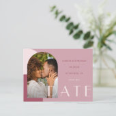 Burgundyモダン Arch写真の結婚式の日付を保存 ポストカード (スタンド正面)