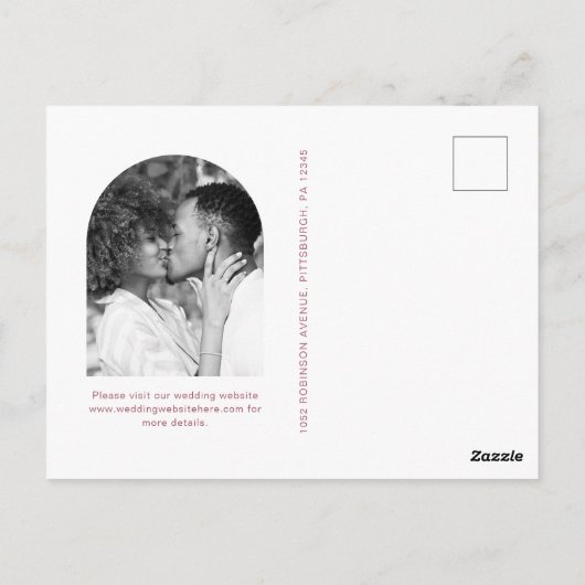 Burgundyモダン Arch写真の結婚式の日付を保存 ポストカード (裏面)