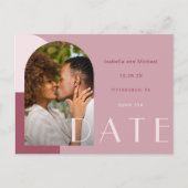 Burgundyモダン Arch写真の結婚式の日付を保存 ポストカード (正面)