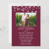 Burgundyモダン String Lights写真の結婚数 招待状 (正面)