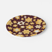 Burgundy背景を持つクリスマスクッキーリース ペーパープレート (アングル)