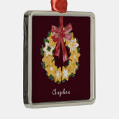 Burgundy背景を持つクリスマスクッキーリース メタルオーナメント (右)